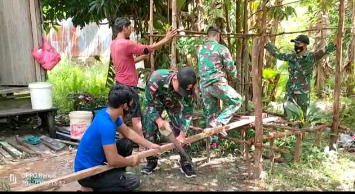 Lestarikan Budaya Gotong Royong, Satgas Yonif 144/JY Bersama Warga Bangun Pos Siskamling