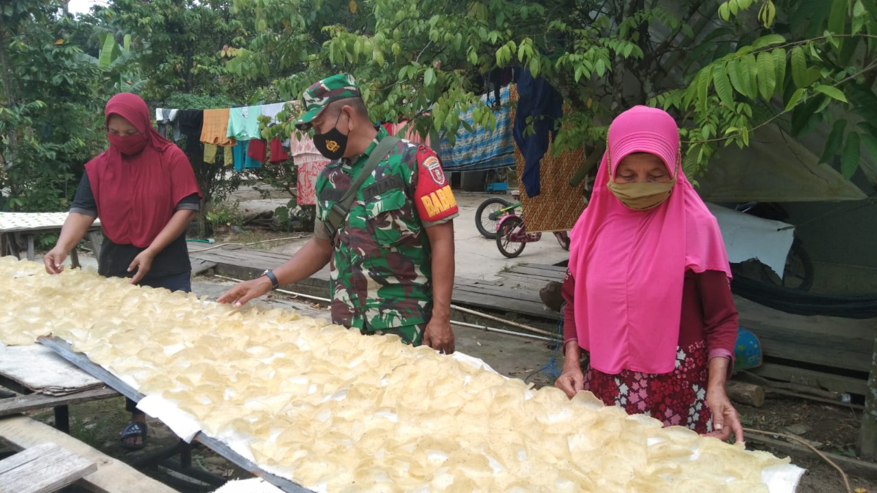 Melalui Komsos Babinsa Jalin Silaturahmi Bersama Pengerajin Kerupuk Rengginang