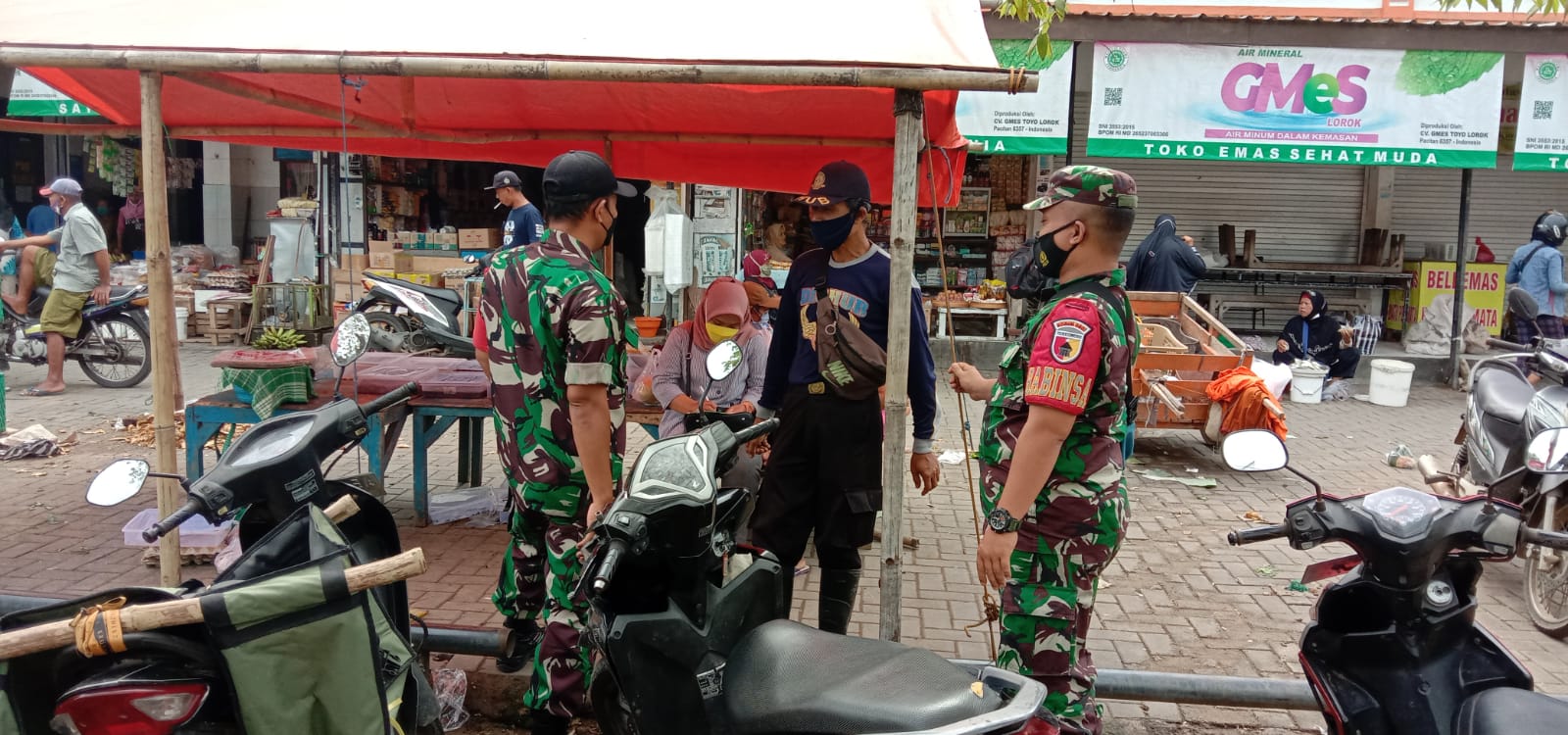 Cegah Penyebaran Covid 19, Koramil 0801/07 Ngadirojo Gencarkan Himbauan Prokes Di Pasar