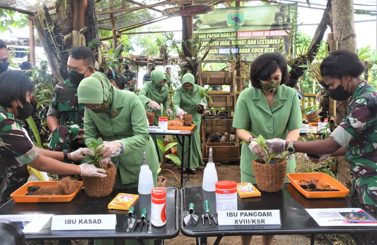 Ketum Persit KCK dan Ketua Persit KCK Daerah Kasuari Budidaya Anggrek