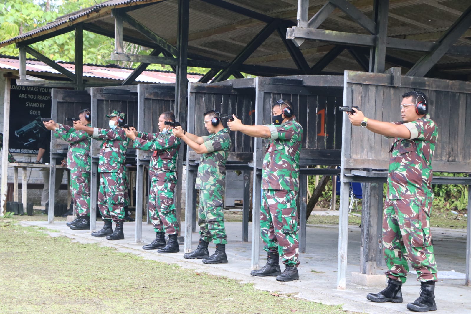 Personel Lanud Manuhua Asah Kemampuan Keterampilan Menembak