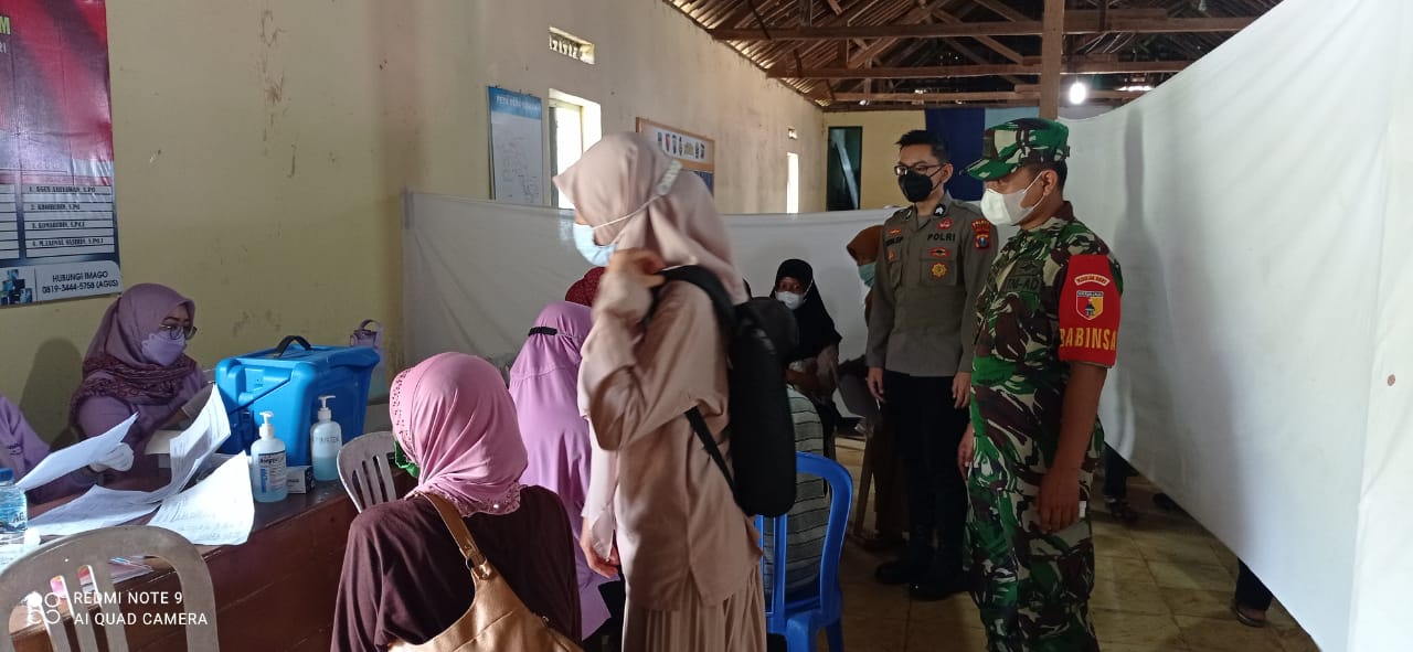 Pastikan Kondusif, Babinsa 0801/03 Arjosari Bersama Bhabinkamtibmas Dampingi Vaksinasi