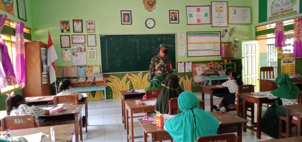 Peduli Pendidikan, Babinsa Sanankulon Pantau PTM Di Wilayah Binaan