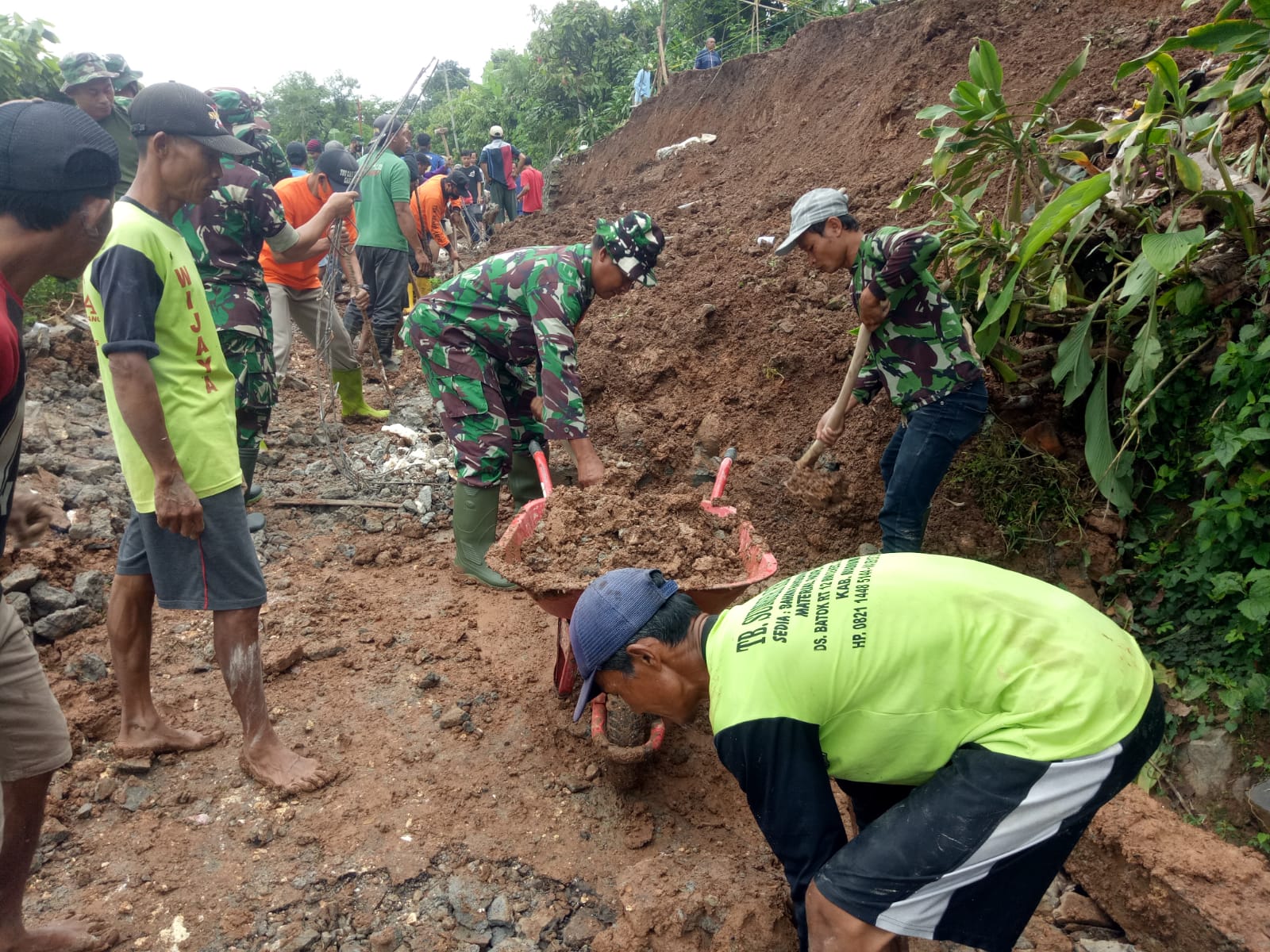 Pasca Tanah Longsor, Koramil 0803-06/Gemarang Kerja Bakti Bersama Warga