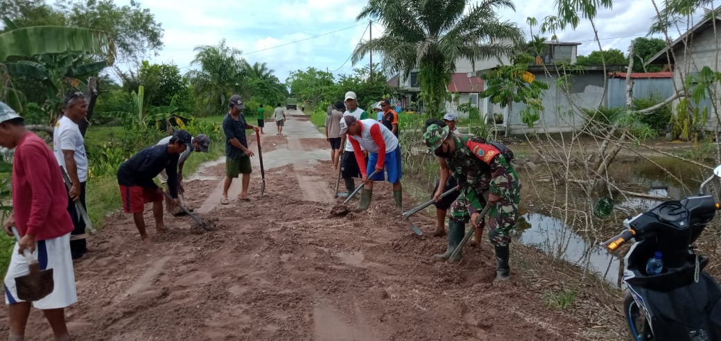 Pasca Banjir Babinsa Turun Langsung Bersama Warga Perbaiki Jalan Rusak