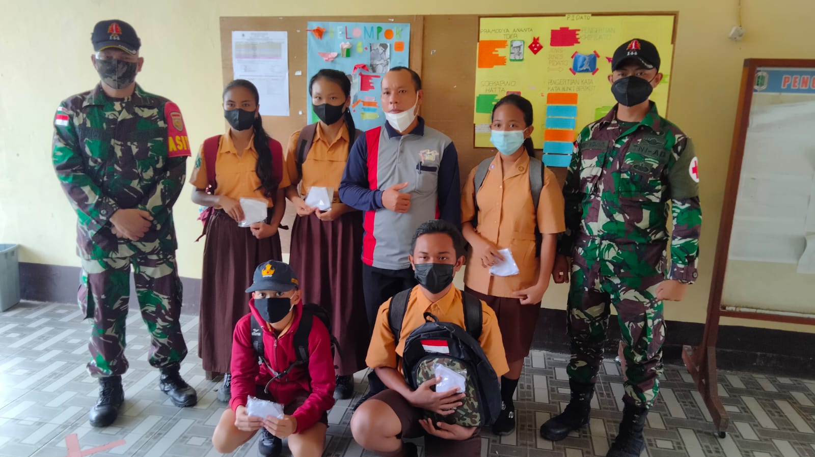 Sasar SMPN 1 Desa Badau, Satgas Yonif 144/JY Bagikan 300 Masker dan Sargal