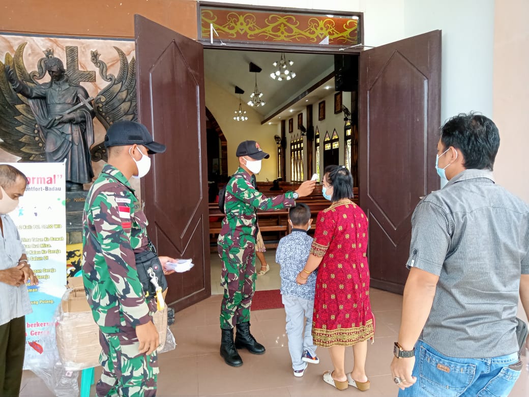 Cegah Penyebaran Covid-19, Satgas Yonif 144/JY Bagikan 500 Masker di Gereja Santo Monfort 