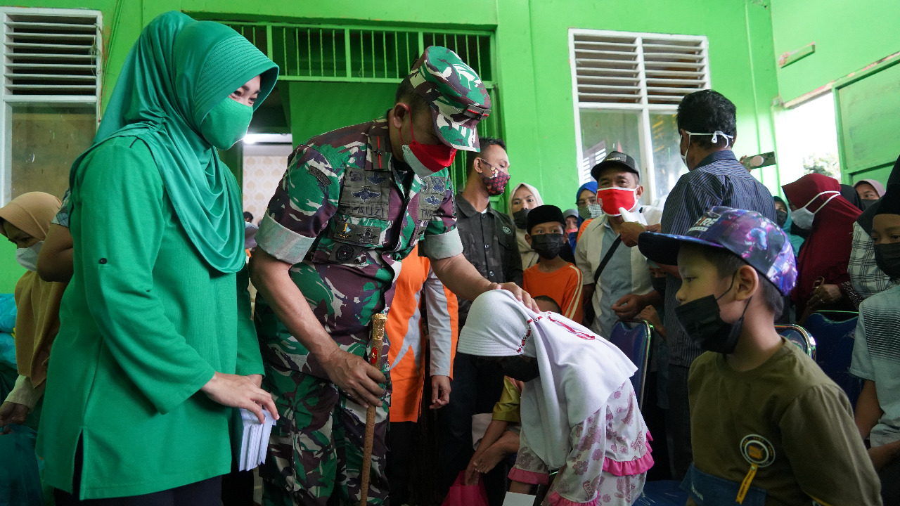 Hari Berkah dan Kasih, Danrem 061/Sk Bersama Ketua Persit KCK Santuni 450 Anak Yatim dan Disabilitas