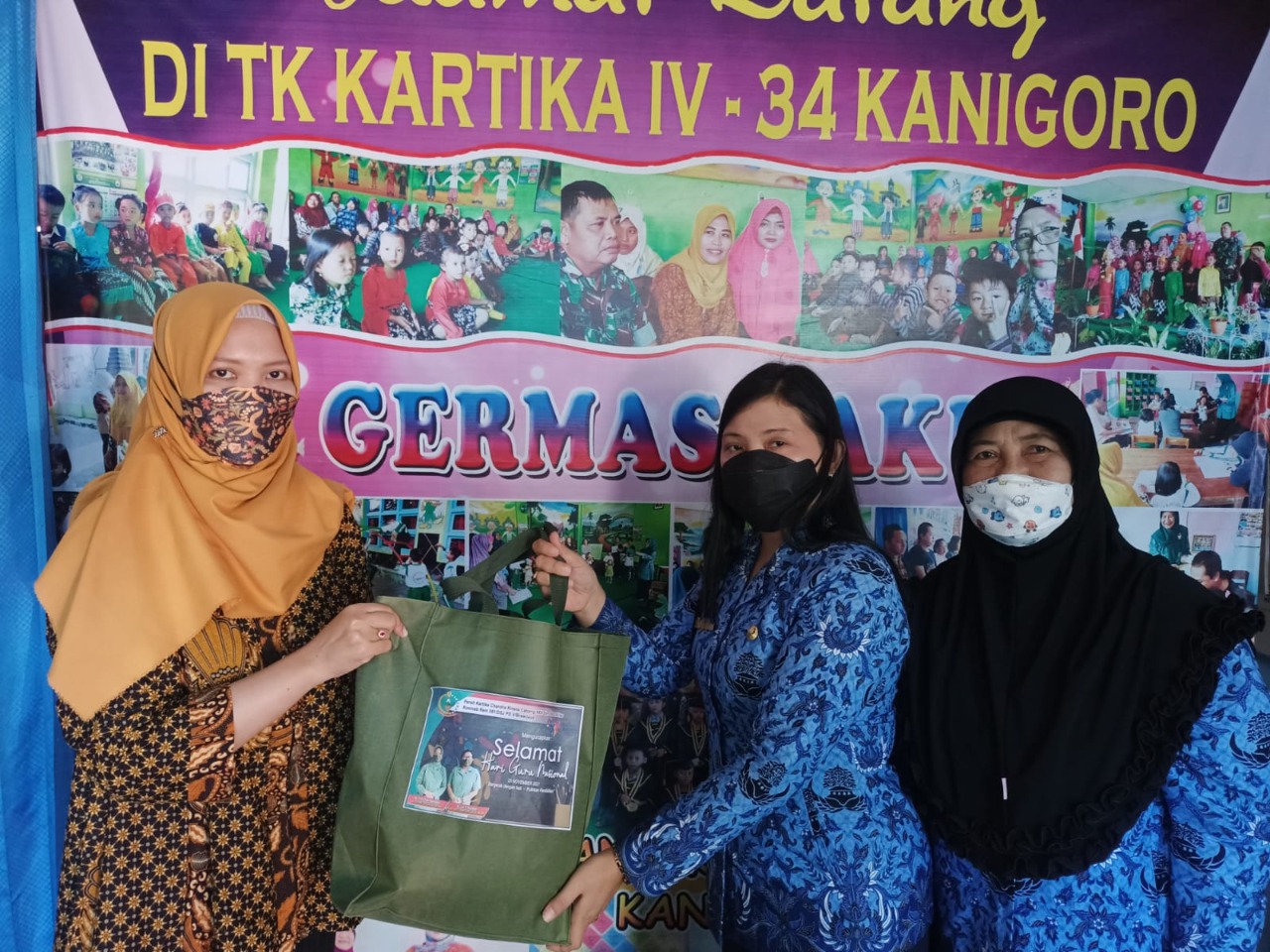 Peringati Hari Guru, Ketua Persit KCK Cabang XXII Kodim/0808 Blitar, Berikan Tali Asih Kepada Guru Yayasan Kartika Jaya