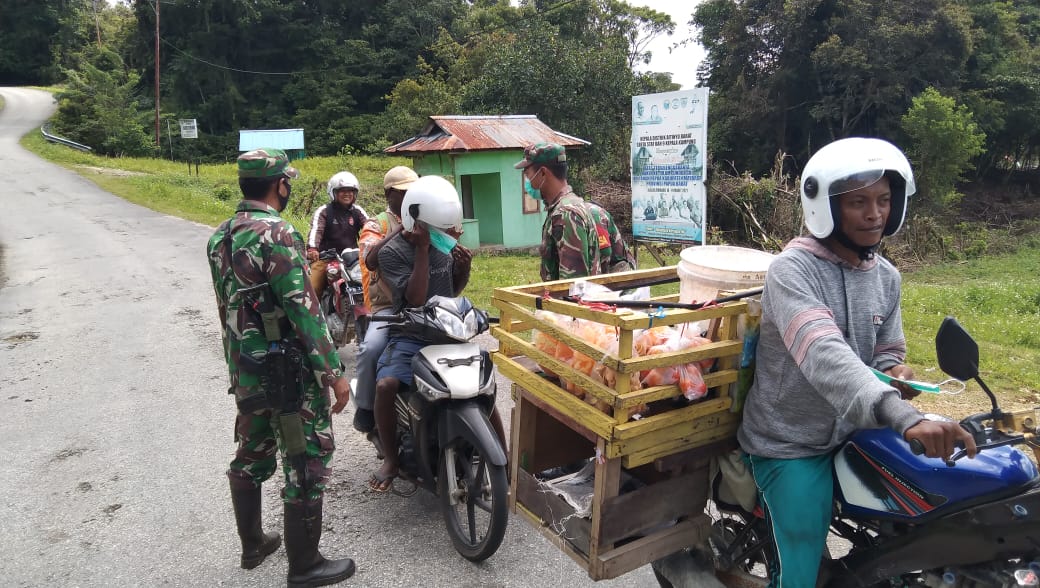 Laksanakan Pendisiplinan Prokes, Babinsa Ajak Masyarakat Patuhi Protkes