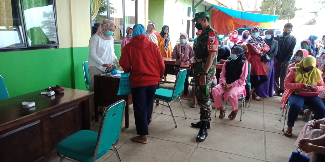 Peran Aktif Babinsa Koramil 0801/07 Ngadirojo Dukung Kelancaran Vaksinasi