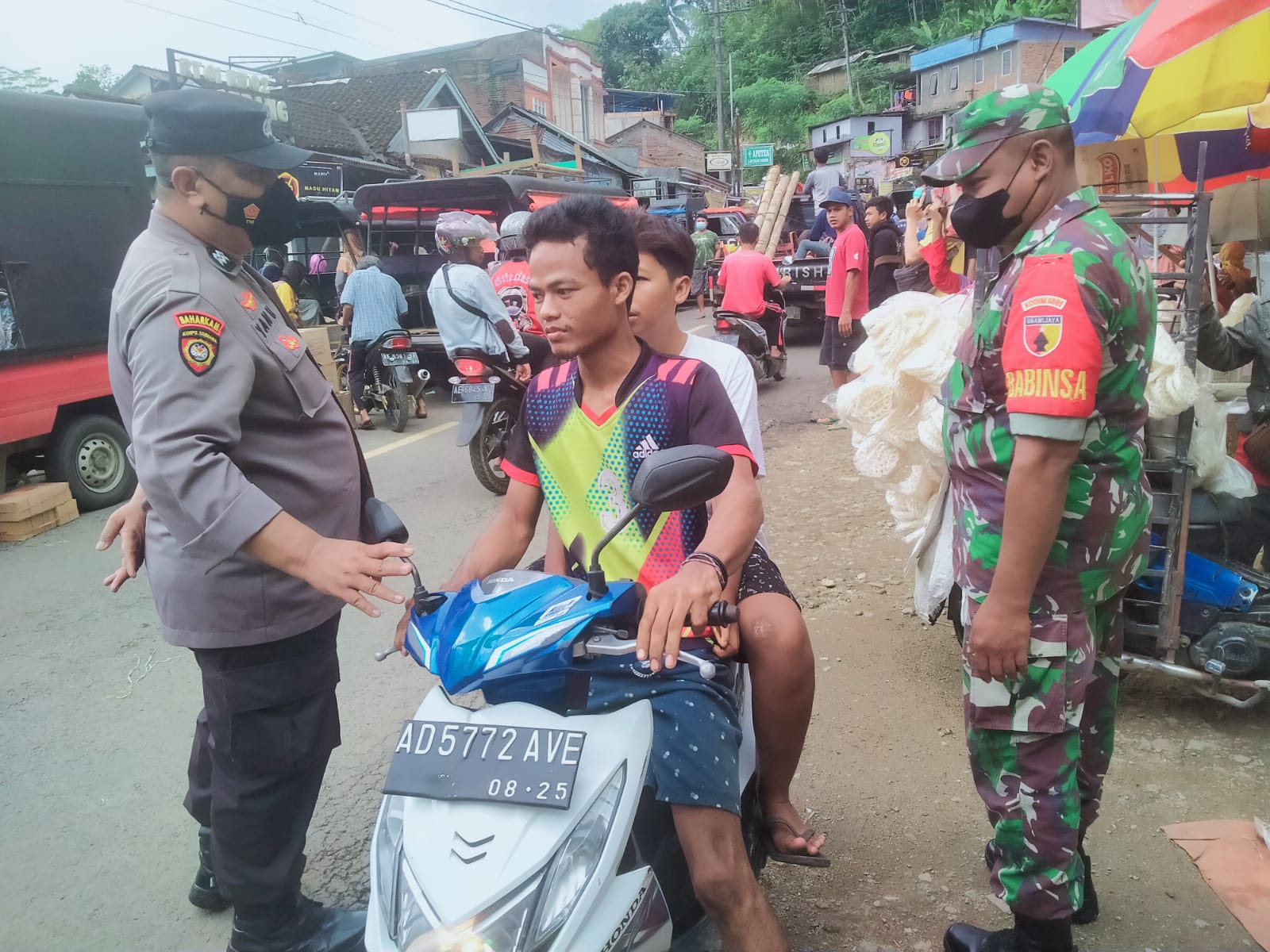 Sasar Pasar Desa, Babinsa Koramil 0801/05 Nawangan Beri Edukasi Prokes