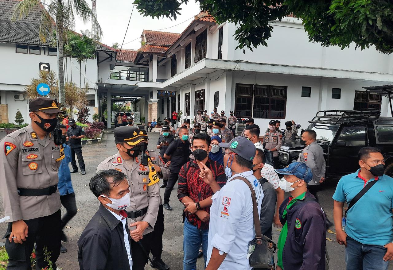 Diguyur Hujan Deras, Kapolres Semarang Pimpin Langsung Pengamanan Aksi Demo Buruh