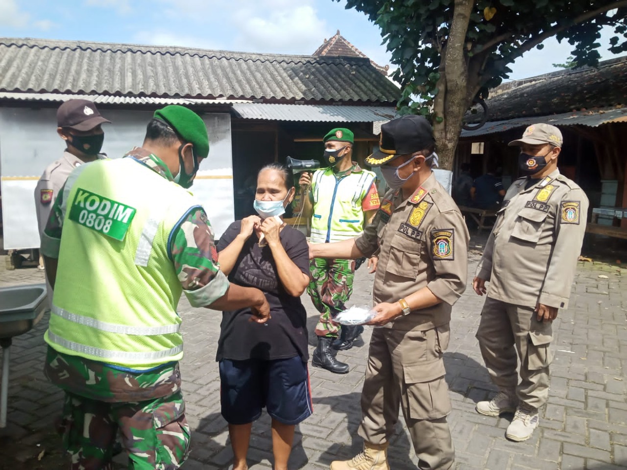 Lindungi Warga, Anggota Koramil Tipe B 0808/01 Sukorejo Berikan Himbauan Protkes Dan Bagikan Masker