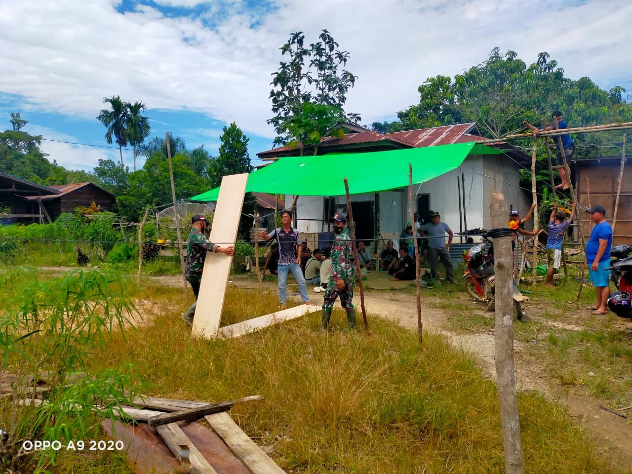 Satgas Yonif 144/JY Bantu Pembuatan Peti Jenazah Bersama Warga di Perbatasan