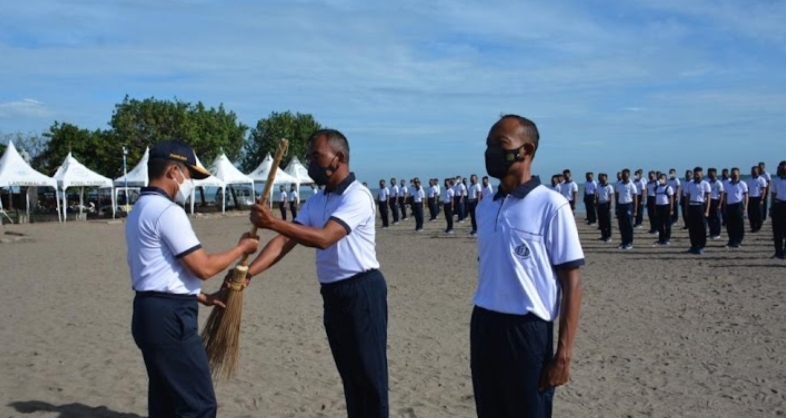 Koarmada I GelarBersih Pantai Tanjung Pasir Dalam Rangka Peringati Hari Armada RI 2021