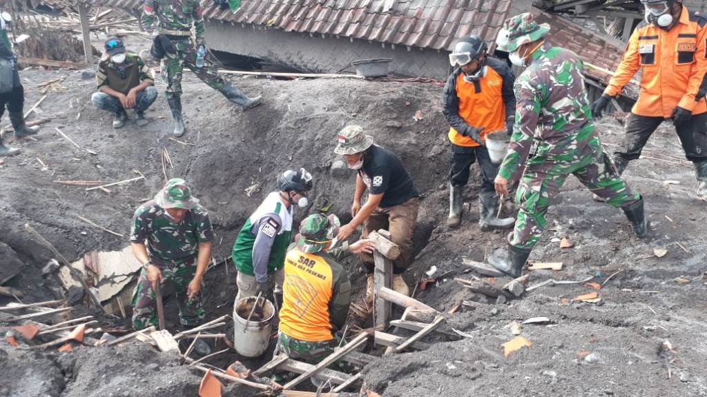 Pasukan Gulcana Lanud Abd Saleh Tiada Kenal Lelah Lakukan Penyisiran Korban Erupsi Gunung Semeru