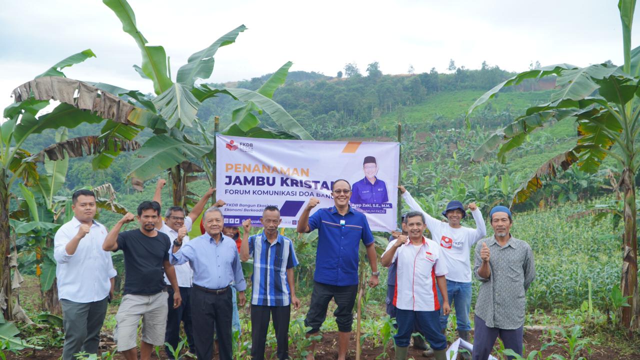 Bangun Ekosistem Pertanian, Ayep Zaki Kembali Tanam Pohon Jambu Kristal di Cibadak Sukabumi