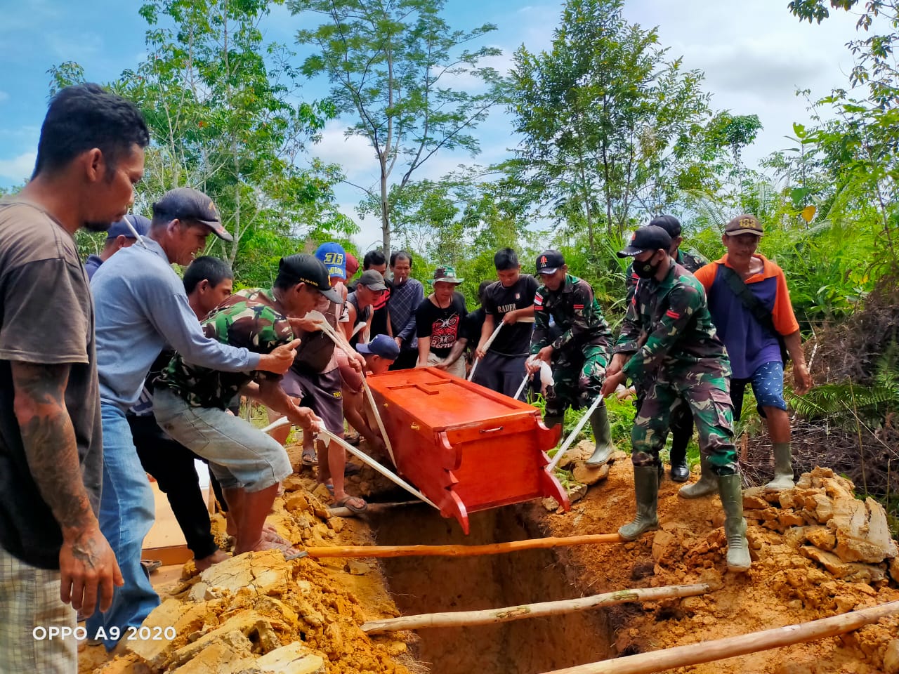 Ringankan Duka Warga Perbatasan, Satgas Pamtas Yonif 144/JY Bantu Pemakaman