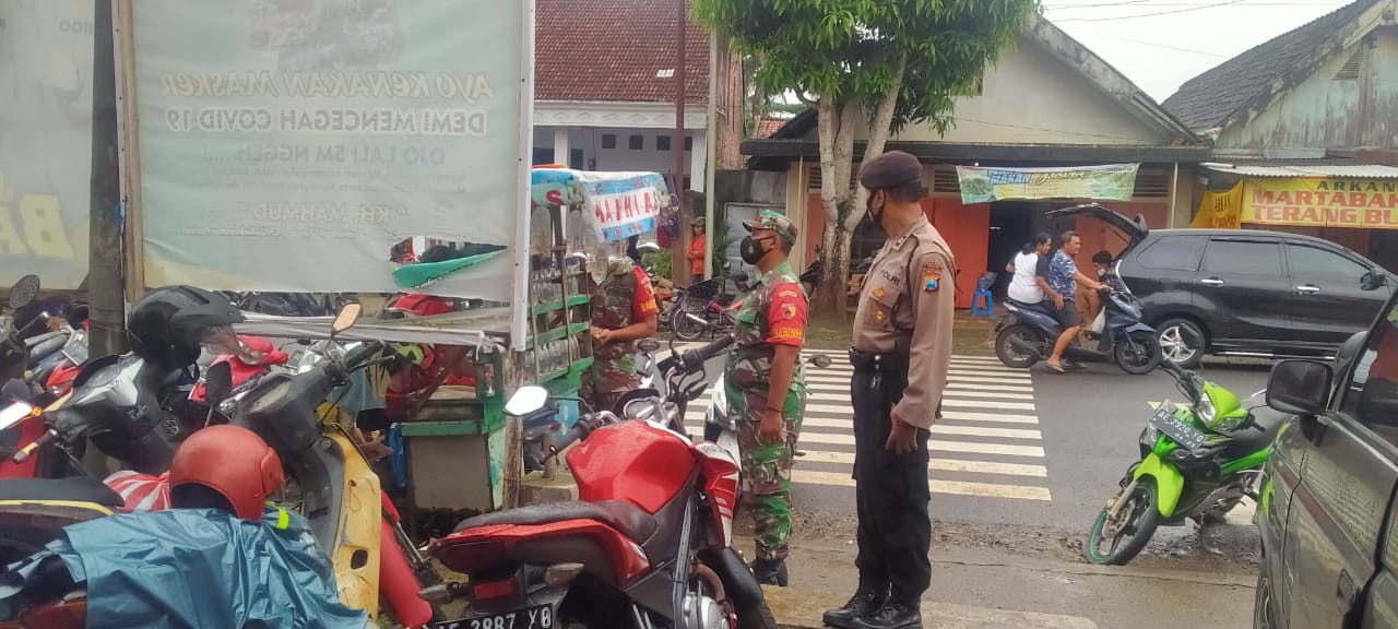 Koramil 0801/11 Donorojo Terjukan Anggotanya ke Pasar Tradisional Beri Himbauan Prokes