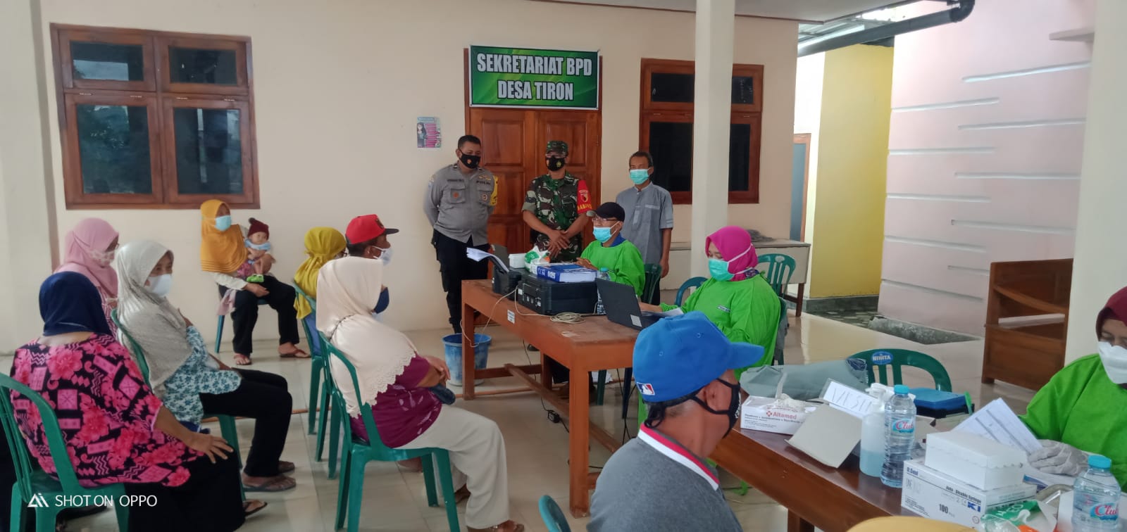 Pastikan Patuhi Prokes, Babinsa Koramil 0803-02/Madiun Dampingi Pelaksanaan Vaksinasi Tahap II