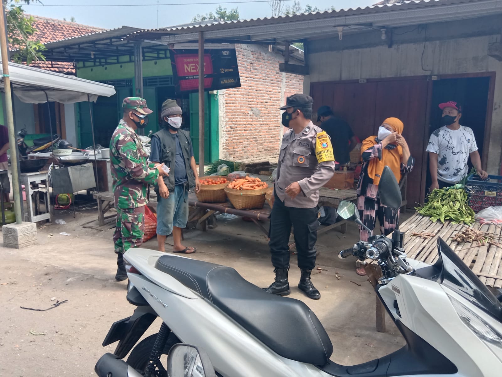 Blusukan Ke Pasar, Babinsa Koramil 0803-02/Madiun Bagikan Masker