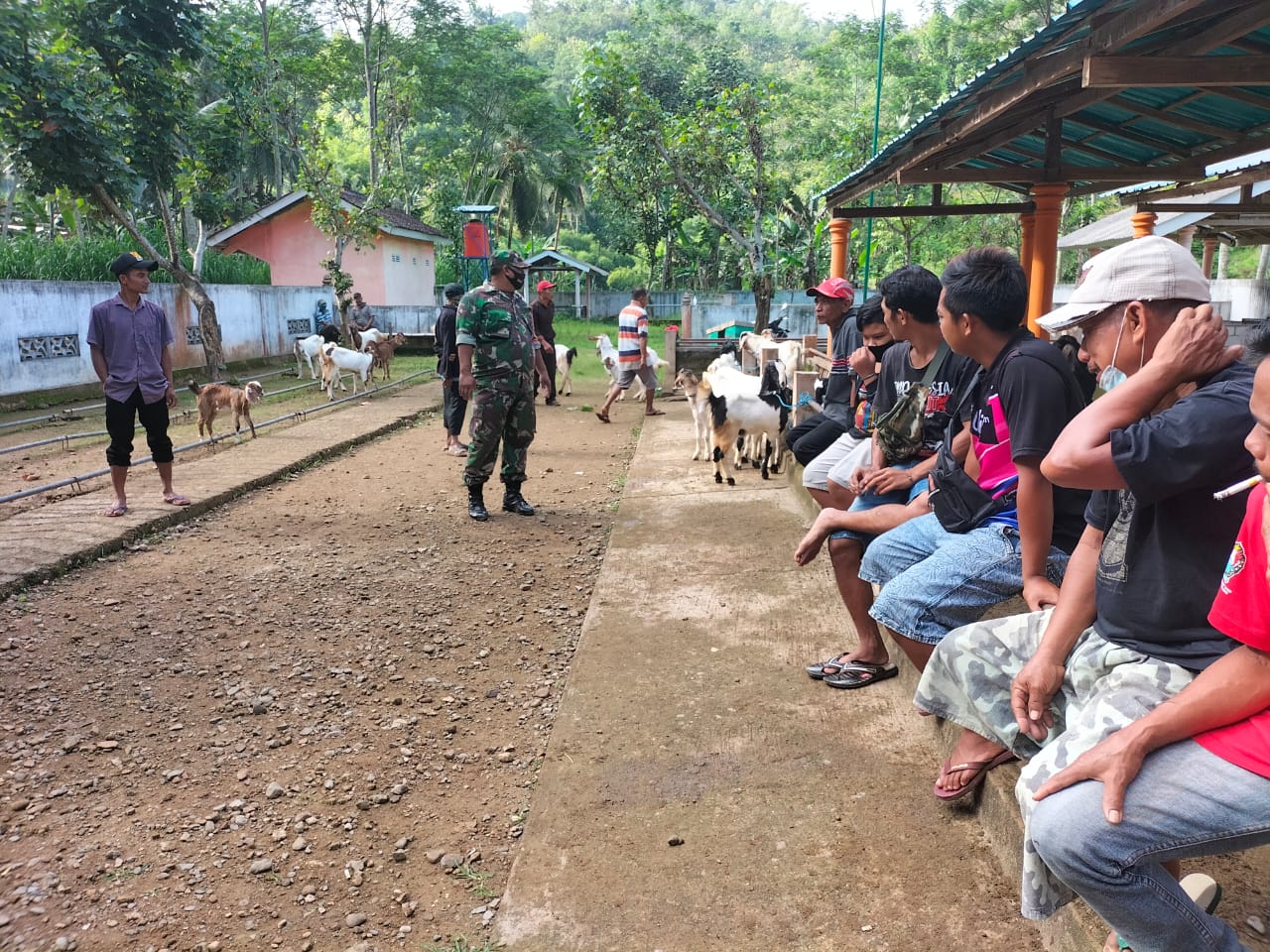 Cegah Penyebaran Covid-19, Babinsa Koramil 0801/04 Tegalombo Beri Himbauan Prokes