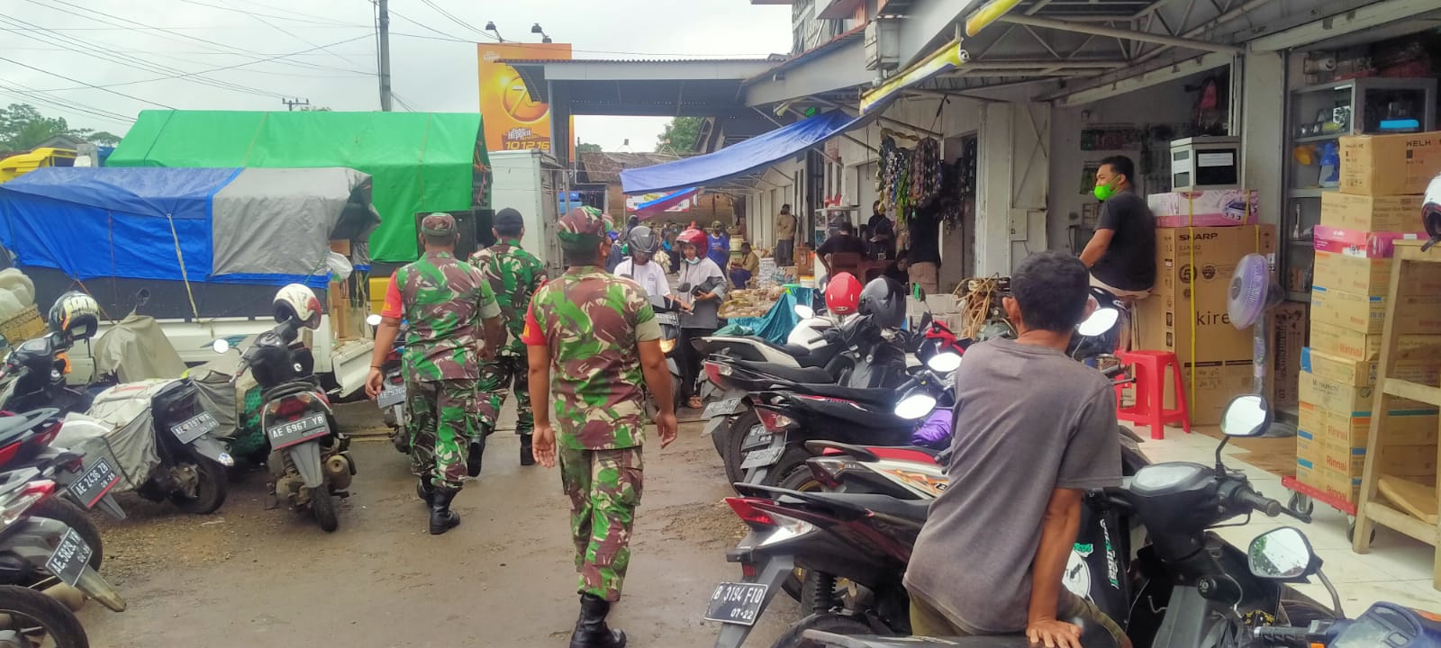 Koramil 0801/11 Donorojo Beri Edukasi Dan Himbau Prokes Di Pasar Tradisional