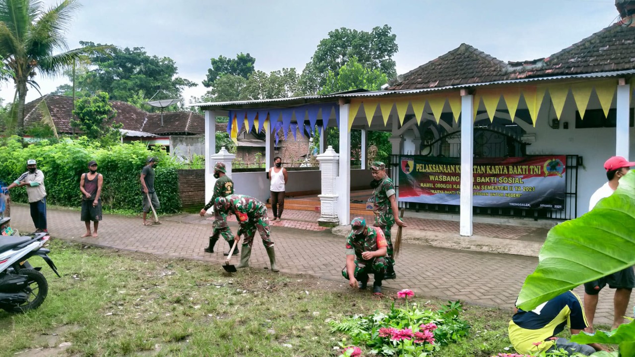 Koramil 0806/08 Karangan Bersama Warga Laksanakan Karya Bakti Pembersihan Masjid Darussalam