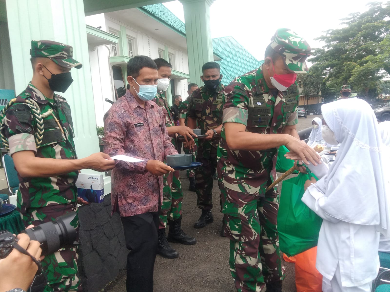 Hari Disabilitas Internasional, Brigjen TNI Achmad Fauzi Santuni Anak Yatim dan Disabilitas di Sekitar Makorem 061/Sk