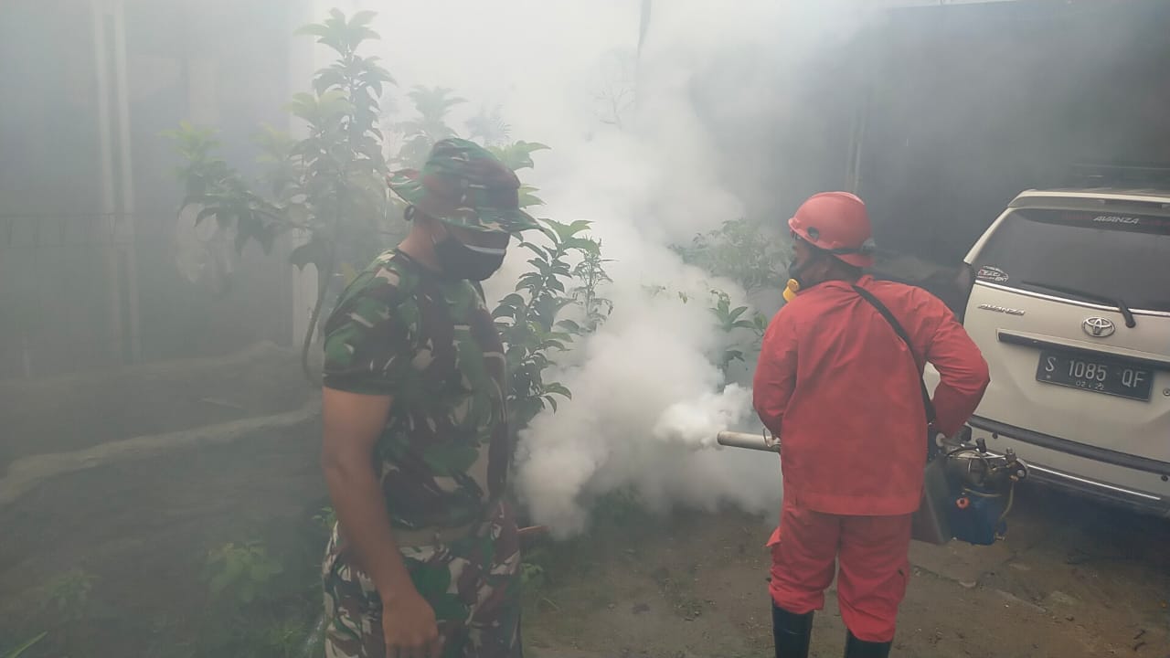 Kodim 0801 Pacitan Bersama Dinkes Dan Masyarakat Lakukan PSN Dilanjutkan Fogging