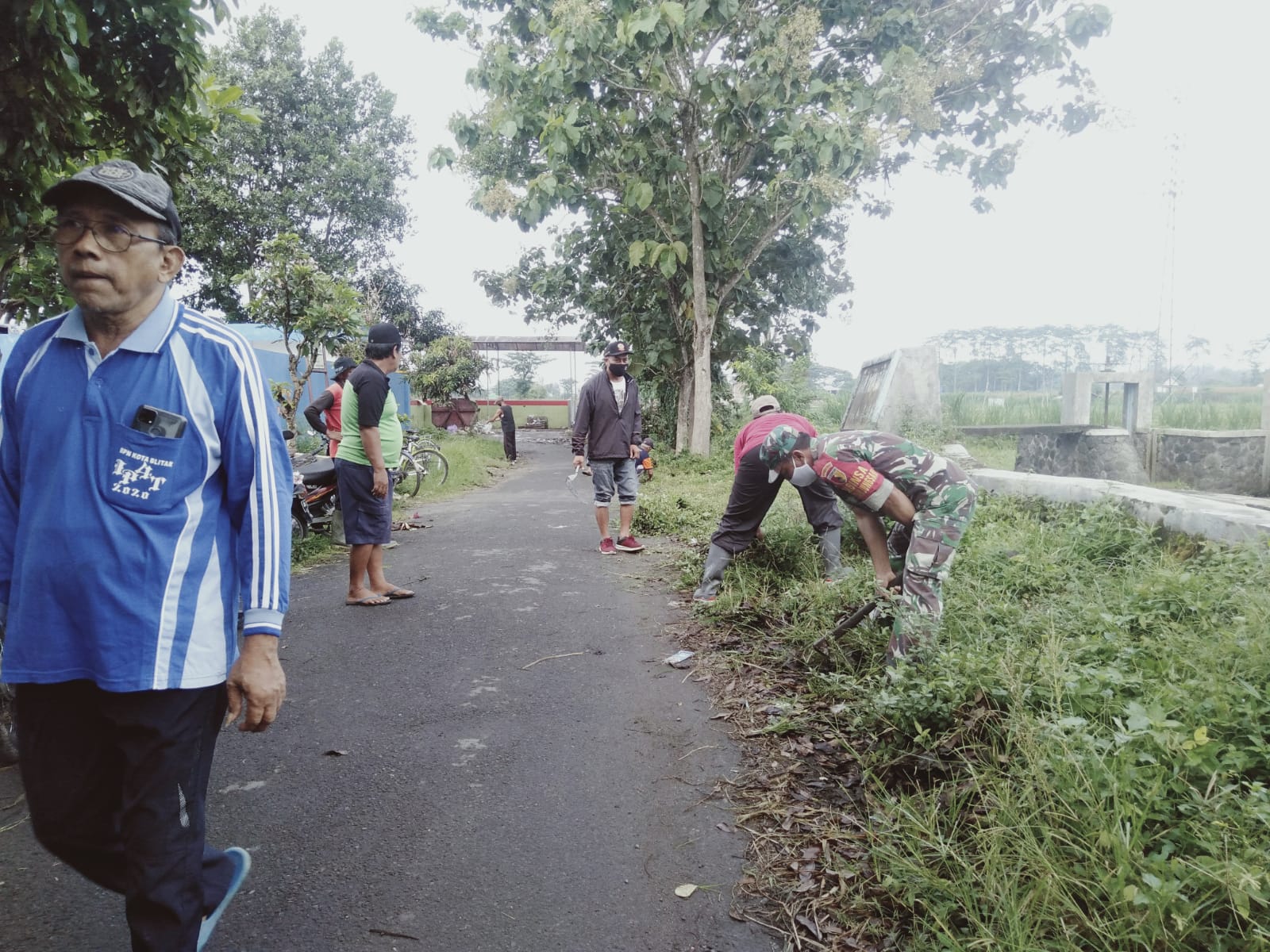 Peduli Lingkungan, Babinsa Sukorejo Laksanakan Kerja Bakti Bersama Warga Masyarakat