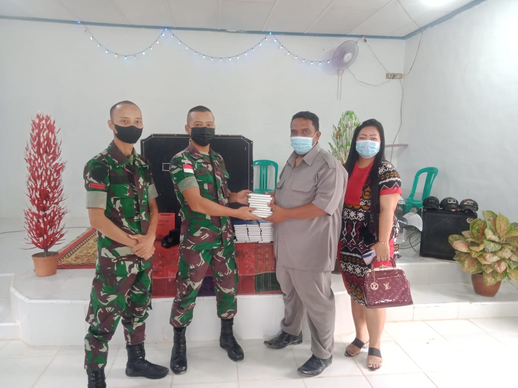 Sambut Hari Raya Natal, Satgas Pamtas Yonif Mekanis 643/Wns Membagikan Alkitab Dan Masker Ke Gereja Di Perbatasan