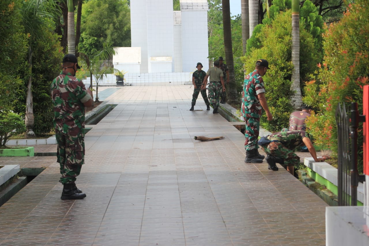 Kodim Palangka Raya Bersama TNI Jajaran Korem 102 PJG Lakukan Karya Bakti Pembersihan Taman Makam Pahlawan