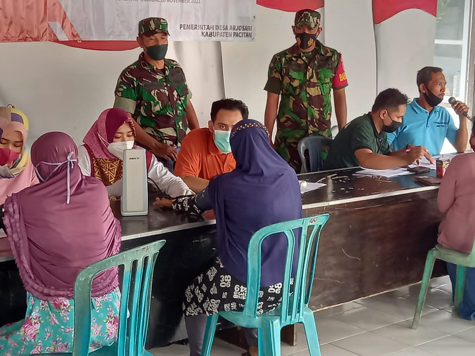 Dampingi Vaksinasi, Babinsa Koramil 0801/03 Arjosari Beri Semangat dan Motivasi