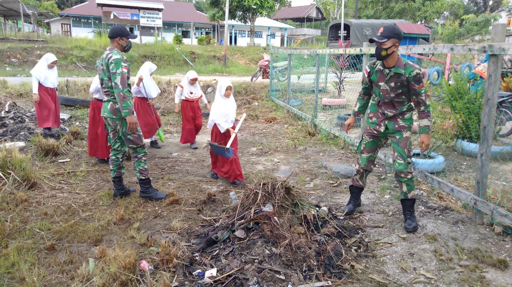 Kebersihan Pangkal Kesehatan, Satgas Yonif 144/JY Ajarkan Ke Murid MIS Nurul Hudud 