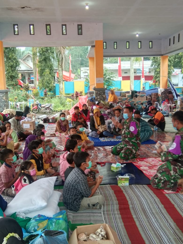 Dinas Psikologi TNI AL Beri Bantuan Healing Kepada Anak Anak Pengungsi Semeru