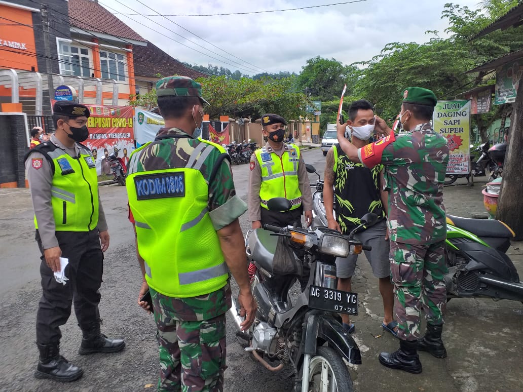 Peduli Kesehatan, Babinsa Koramil 0806/05 Kampak Berikan Imbauan dan Bagikan Masker Gratis Kepada Warga Pengguna Jalan