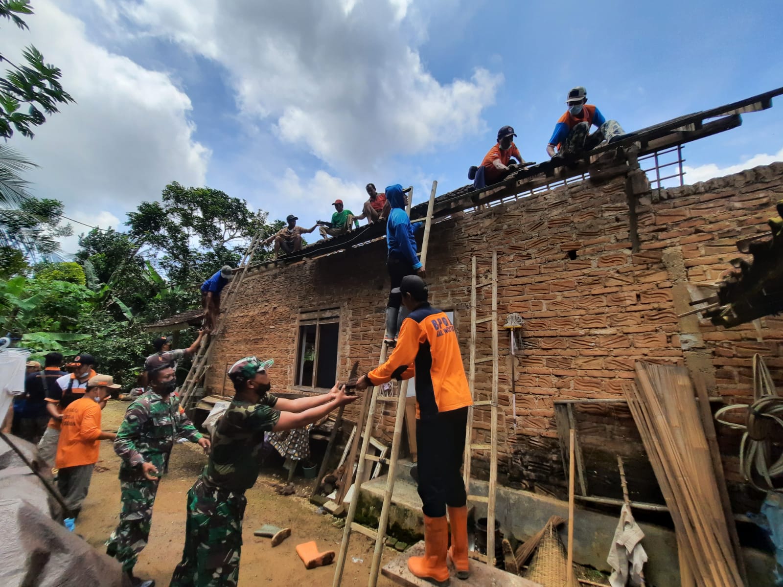 Bersinergi Dengan Masyarakat, Koramil 0801/07 Ngadirojo Bantu Bongkar Rumah Warga