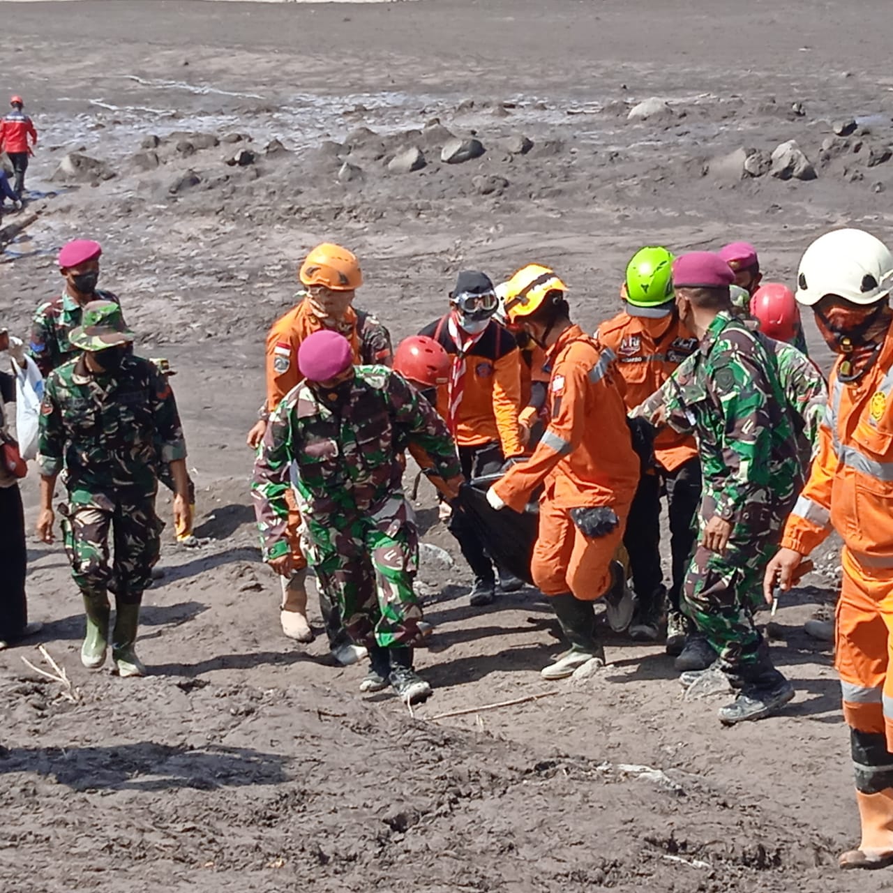 Satgas TNI AL Bantu Penanganan Bencana Erupsi Gunung Semeru