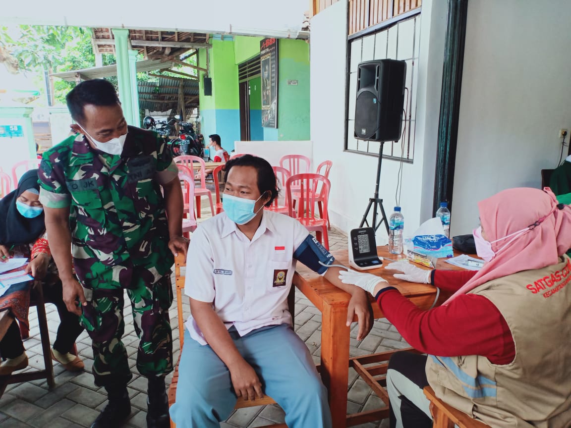 Danramil Sananwetan, Monitoring Kegiatan Serbuan Vaksinasi Covid-19 Di Wilayah Binaan