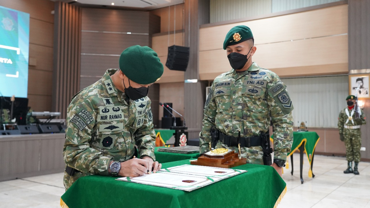 Kaskostrad Pimpin Sertijab Pejabat Kostrad dan Tradisi Korps Prajurit Kostrad