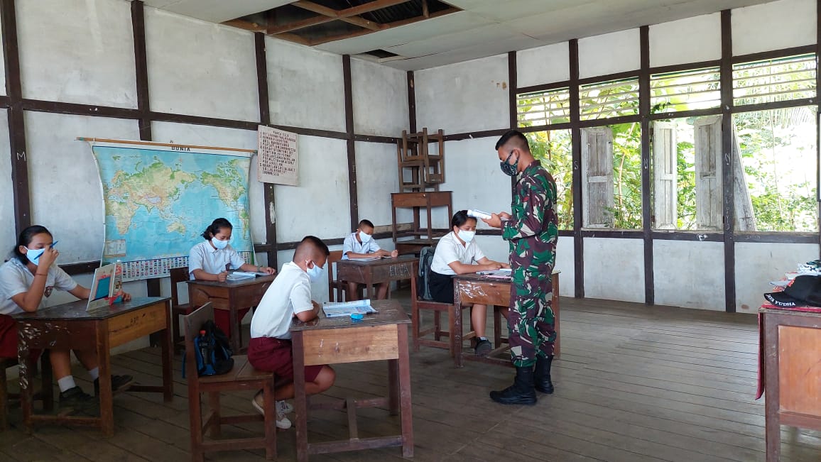 Minimnya Tenaga Pendidik, Satgas Yonif 144/JY Ajarkan Bahasa Indonesia di SDN 1 Desa Langau