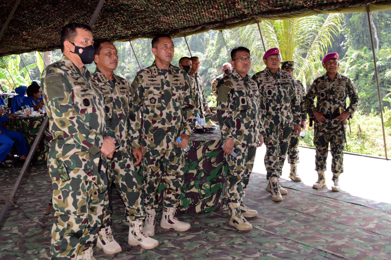 Gubernur AAL Dampingi Kasal Tinjau Korps Marinir Latihan Operasi Daerah Hutan Berpenduduk