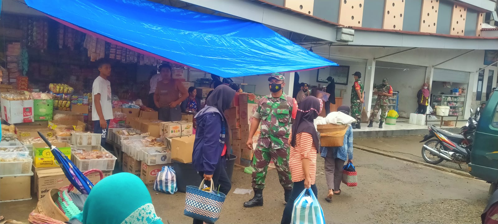 Cegah Penyebaran Covid-19, Babinsa 0801/11 Donorojo Blusukan Ke Pasar Himbau Prokes