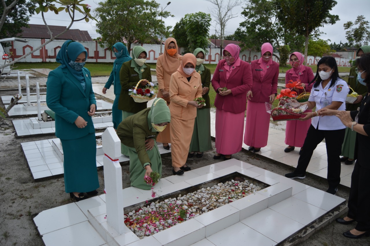 Maknai Hari Ibu, Persit Koorcab Korem 102 dan Kodim 1016 Ziarah di Taman Makam Pahlawan