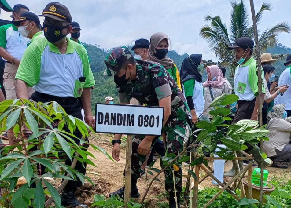 Dandim 0801 Pacitan Bersama Unsur Forkopimda Pacitan Hadiri Penanaman Pohon