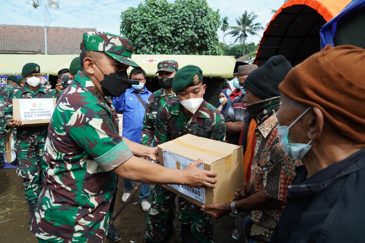 Pangdivif 2 Kostrad Bagikan Paket Sembako Kepada Korban Erupsi Gunung Semeru