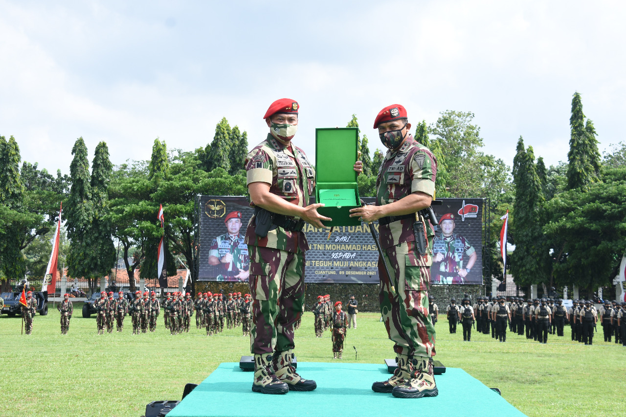 Penyerahan Tongkat Komando dari Mayjen TNI Mohamad Hasan kepada Mayjen TNI Teguh Muji Angkasa