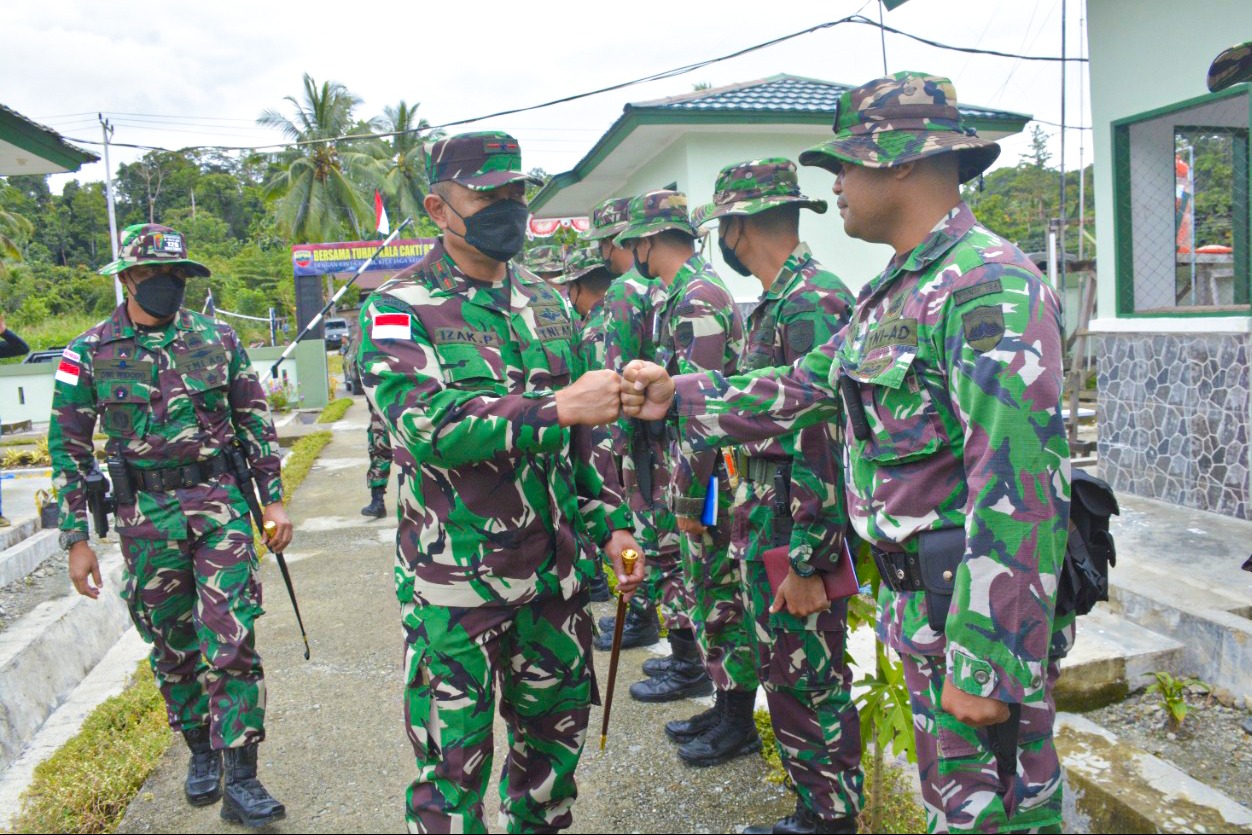 Kunjungi Pos Satgas Yonif 126/KC, Danrem 172/PWY : Rangkul Masyarakat Papua